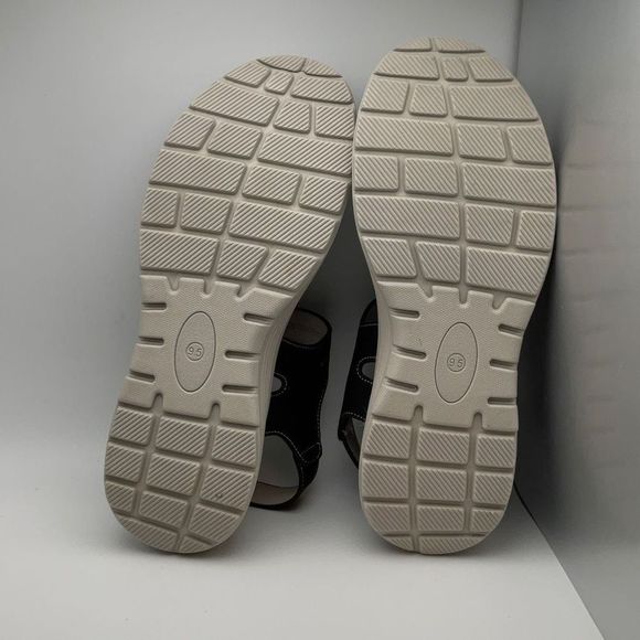 CUSHIONAIRE Women's comfort footbed outdoor sandal with adjustable strap SIZE 9. - Picture 5 of 6